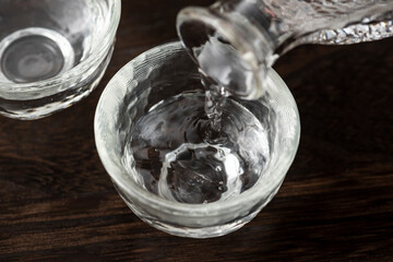 日本酒を猪口に注ぎ入れる