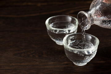 日本酒を猪口に注ぎ入れる