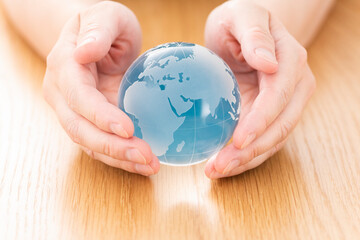 地球儀を持つ手