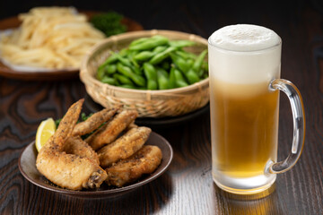 テーブルに並んだ料理とビール