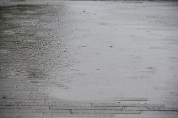 梅雨イメージ 水溜りに降る雨