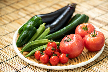 笊に盛った夏野菜