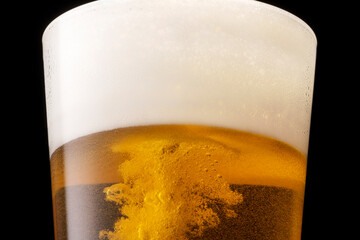 きめの細かいビールの泡