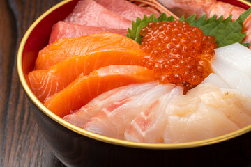 新鮮で豪華な海鮮丼