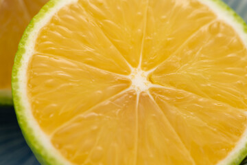 瑞々しく新鮮なカットしたカボス