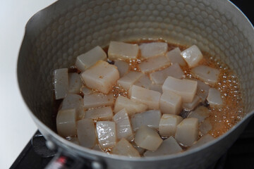 こんにゃくの甘辛煮を作る様子