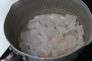 こんにゃくの甘辛煮を作る様子