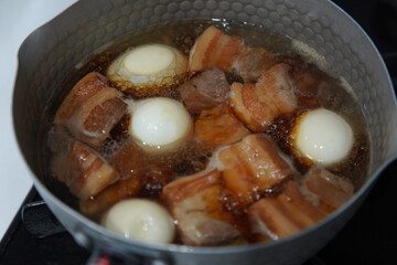 	豚の角煮を作る様子