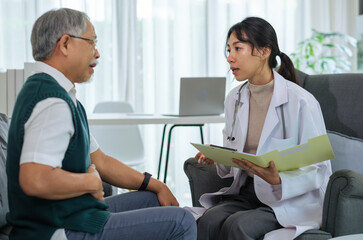 Obraz premium Doctor Talking to Senior Patient with Stomach Pain During Health Consultation