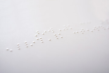 non voyant, page blanche et braille