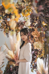 花に囲まれた女性