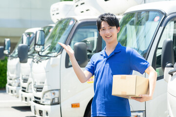 トラックで配達をする若い男性ドライバー