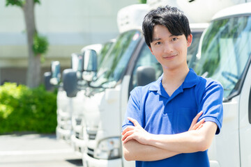 トラックで配達をする若い男性ドライバー
