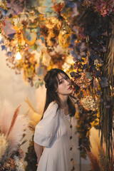 花に囲まれた女性