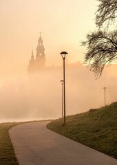 Kraków: Zamek Królewski na Wawelu w trakcie wschodu słońca i porannej mgły