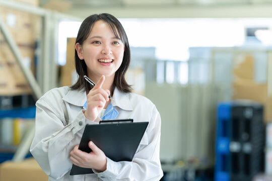 倉庫で働く若い作業員
