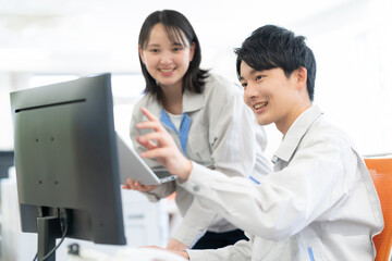 オフィスで働く若い男女のエンジニア