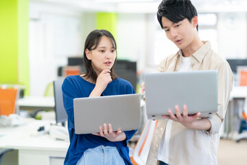 オフィスで働く若い男女のエンジニア