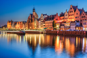 Naklejka premium Beautiful old town of Gdansk with historic architecture at Motlawa river at night, Poland