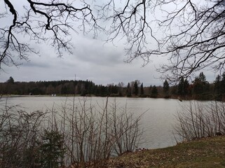 Trüber Tag am See im März