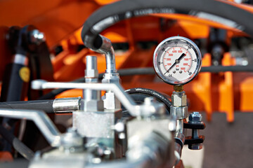 Manometer and hoses of hydraulic machine
