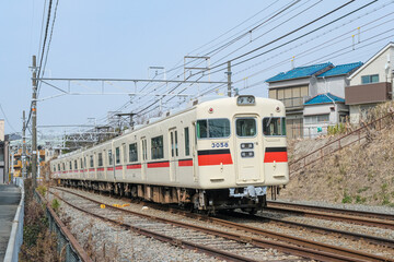 Fototapeta premium 霞ヶ丘付近を走る山陽電鉄の列車