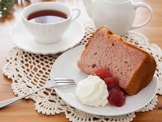 ホイップクリームと苺ジャムを添えた苺のシフォンケーキ