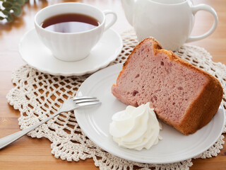 ホイップクリームを添えた苺のシフォンケーキ