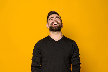Obraz premium Handsome bearded man laughing isolated