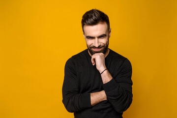 Obraz premium Handsome bearded confident man smiling isolated