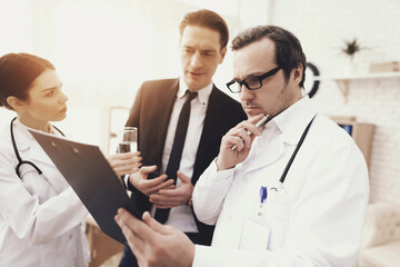 Fototapeta premium doctor and patient