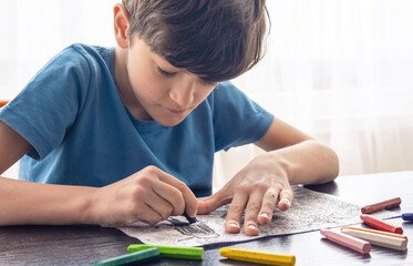 Naklejka premium Child Drawing with Black Pastel - Art Therapy and Psychological Expression. PTSD. Children and war. Stress. Family violence, bullying, autism, schizophrenia, mental disorders, depression. aggression.