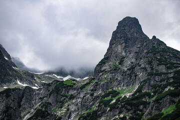 Obraz premium rocky mountains in the fog
