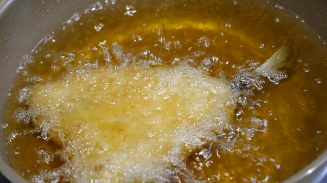 和食のアジフライ。油で鯵を揚げてる動画。