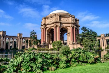 Obraz premium Palace of Fine Arts in San Francisco, showcasing its grand architecture under a blue sky