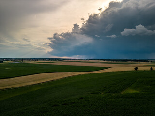 burzowe chmury na horyzoncie nad polami © Henryk Niestrój