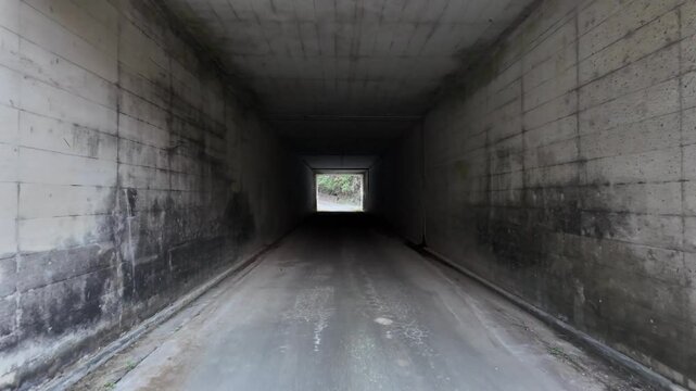 田舎の小さいトンネル