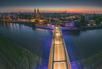 nocny widok Opola z powietrza