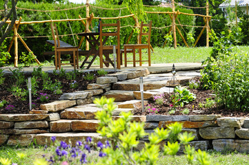Naturgarten mit Trockensteinmauer