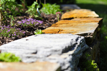Naturgarten mit Trockensteinmauer