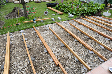 Terrassen Unterkonstruktion Schotter Kies Lärchenpfosten, Drain