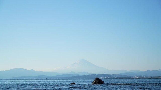 Seaside view in Japan with Mount Fuji in the background. Bord de mer avec vue sur le Mont Fuji au Japon.
