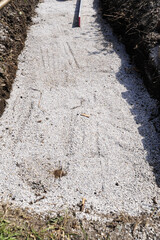 Kiesfundament für Weg