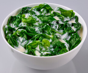 Blattspinat in Sahnesauce in weisser Porzellanschale, Gemüse, Rahmspinat, 