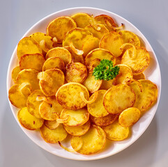 Bratkartoffeln mit Zwiebeln und Petersilie, Kartoffeln, gebraten, Topshot, 