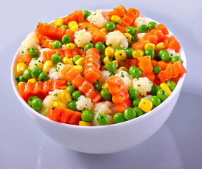Buttergemuese mit Karotten Erbsen Mais und Blumenkohl mit Kraeutern, Gemüse, isoliert,...