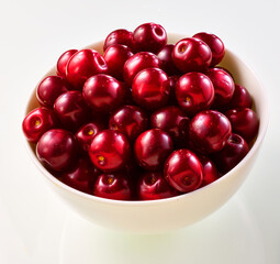 Sauerkirschen in weisser Porzellanschale, Obst, isoliert, Kirschen, Schale, 
