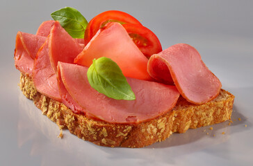 Schweinefilet Aufschnitt mit Graubrot, Brotzeit, isoliert, Aufschnitt, Bratenaufschnitt, 
