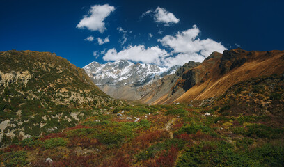 Fototapeta premium Scenic panoramic view autumn mountain landscape of Himalaya highlands in Annapurna National Park, Nepal
