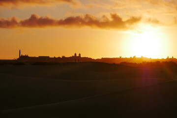 Obraz premium A colorful sunset at a Maspalomas dune, Gran Canaria island